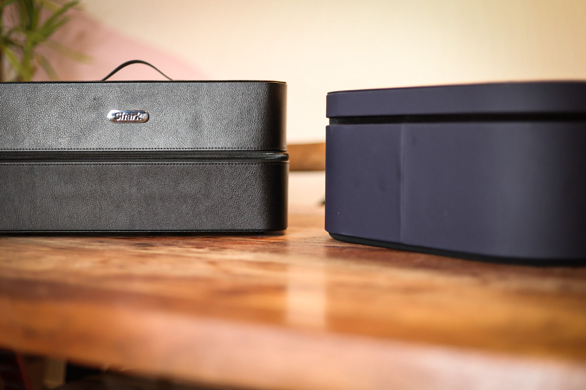 Man sieht die Aufbewahrungsboxen des Shark FlexStyle und des Dyson Airwrap.